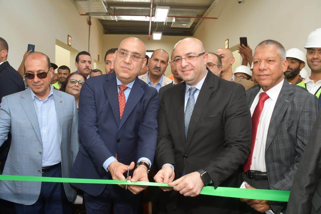  وزير الإسكان ومحافظ بني سويف أثناء افتتاح مشروع إعادة إنشاء معرض شباب مصر  
