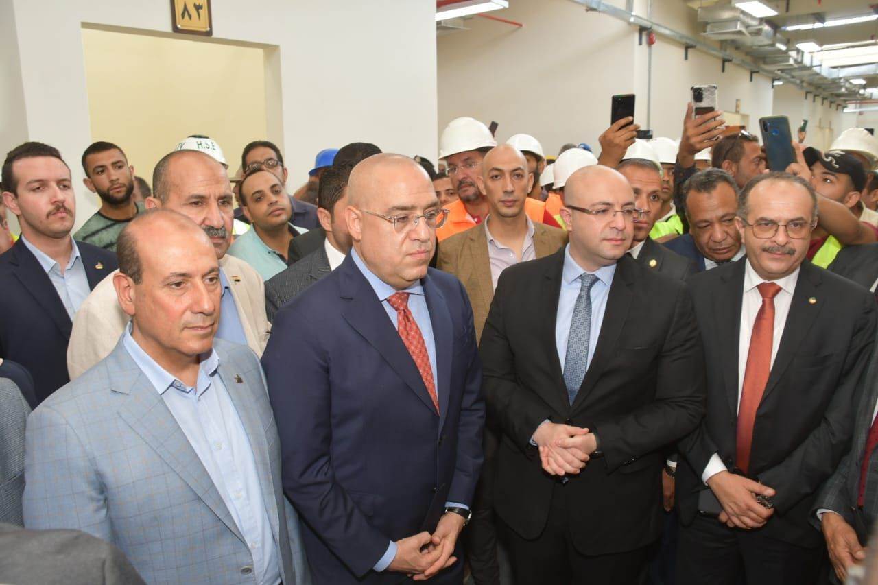  وزير الإسكان ومحافظ بني سويف أثناء افتتاح مشروع إعادة إنشاء معرض شباب مصر  