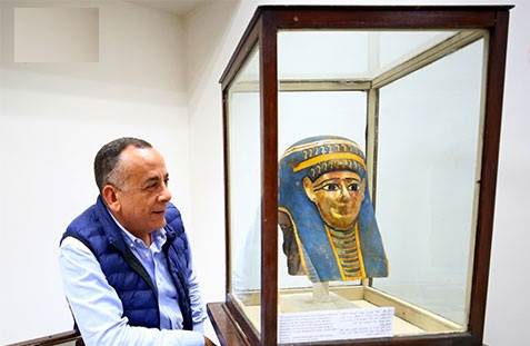 مصطفي وزيري الأمين العام للمجلس الأعلى للآثار داخل المتحف 