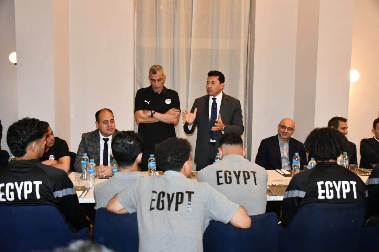 جانب من دعم وزير الرياضة لمنتخب الشباب