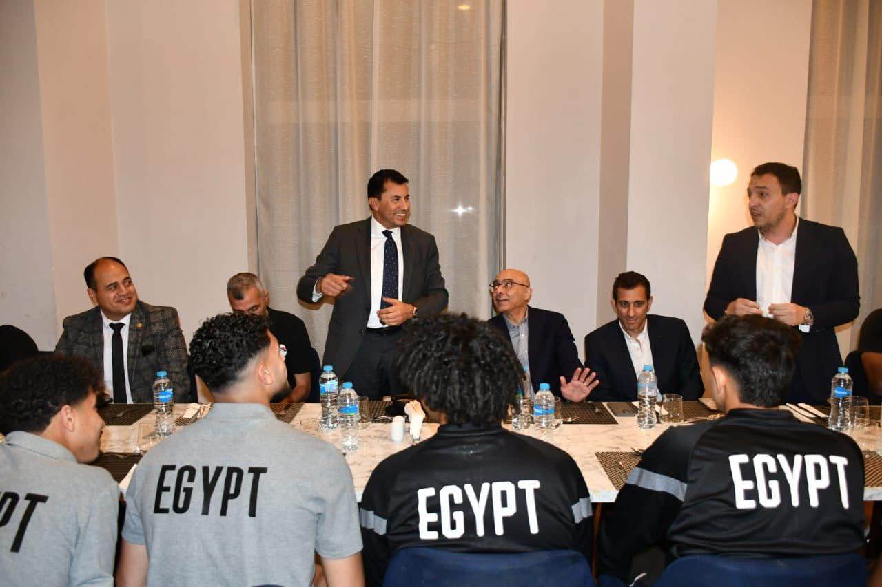 جانب من دعم وزير الرياضة لمنتخب الشباب