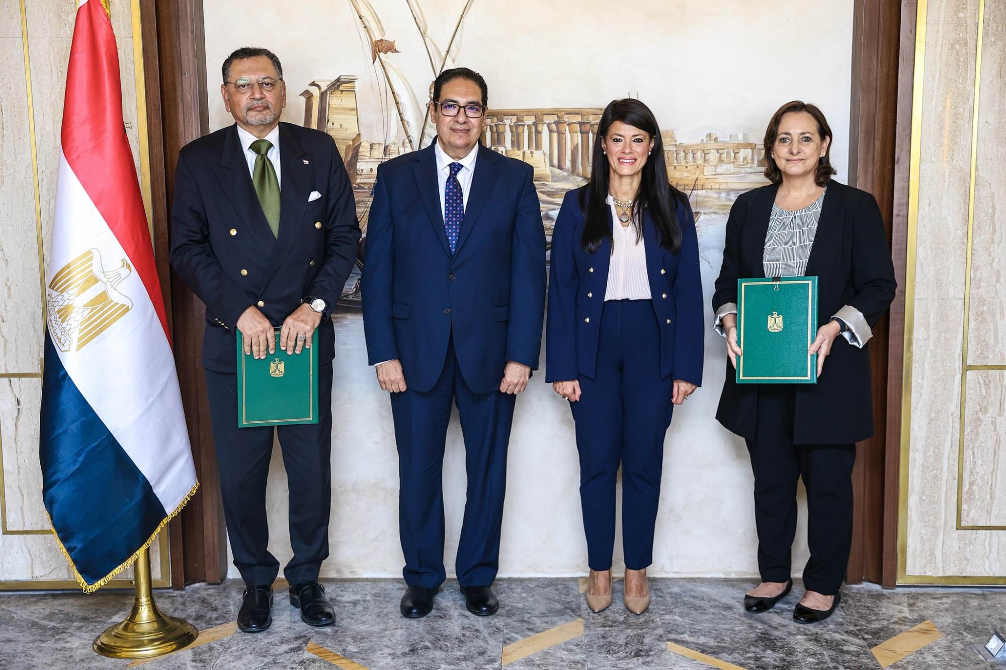 جانب من التوقيع