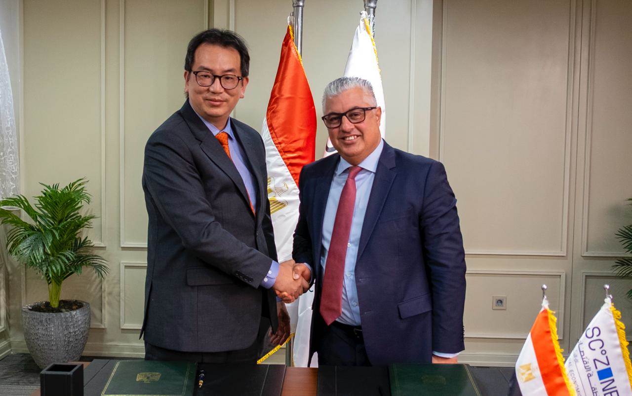 جانب من التوقيع