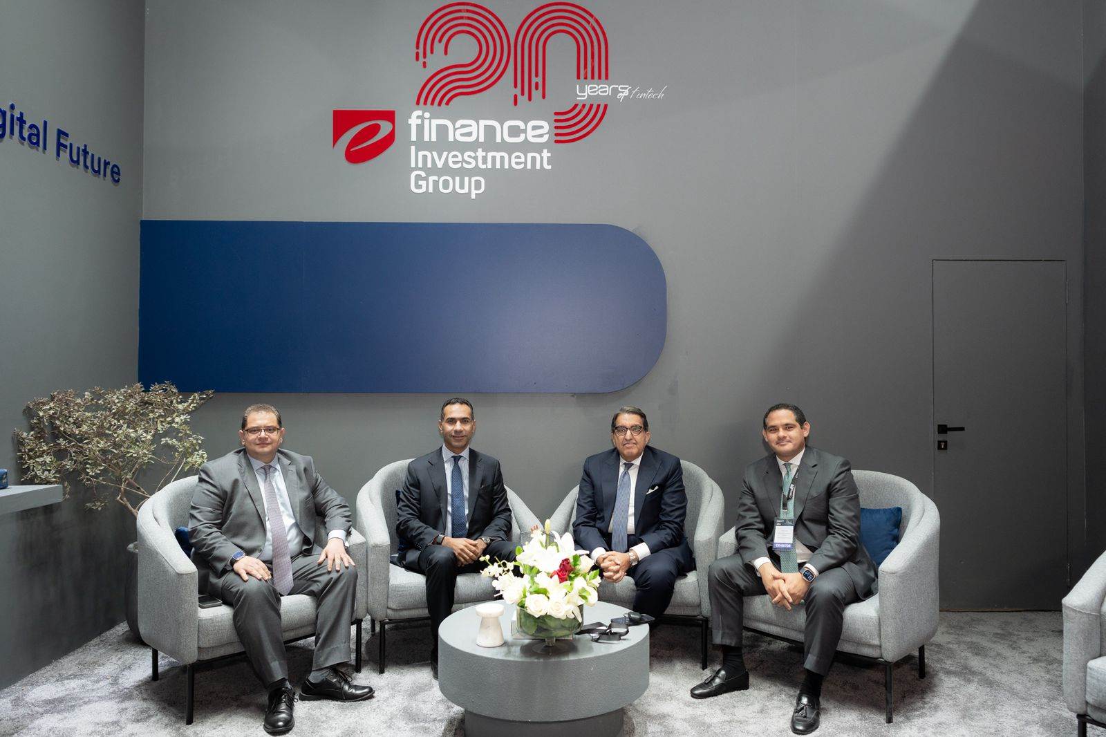 جانب من التوقيع