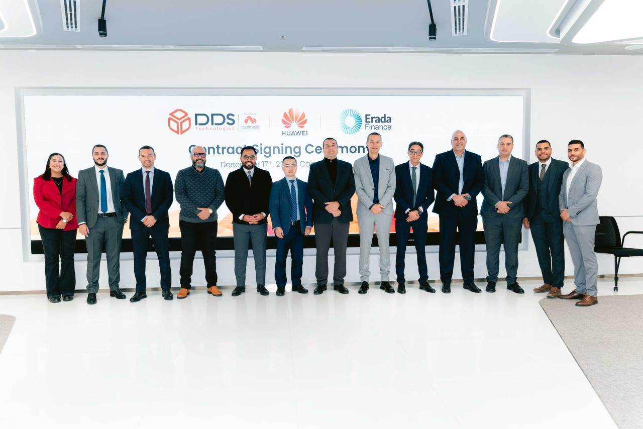 جانب من التوقيع