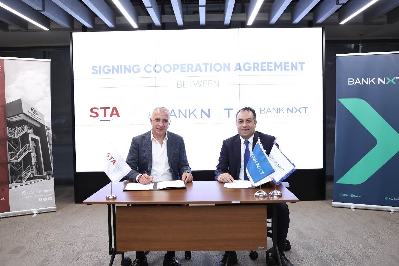 جانب من التوقيع