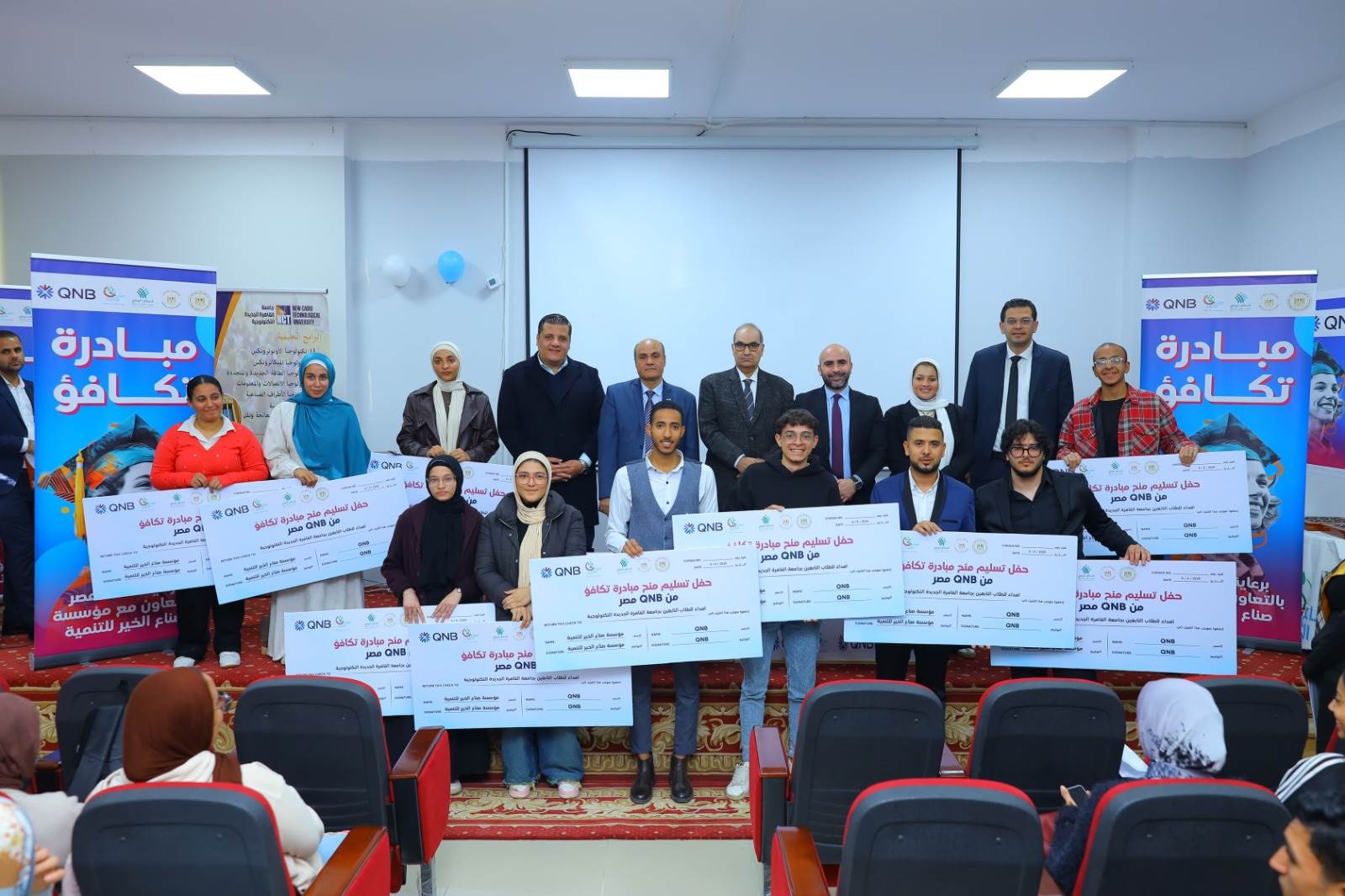 أثناء توزيع المنح الدراسية