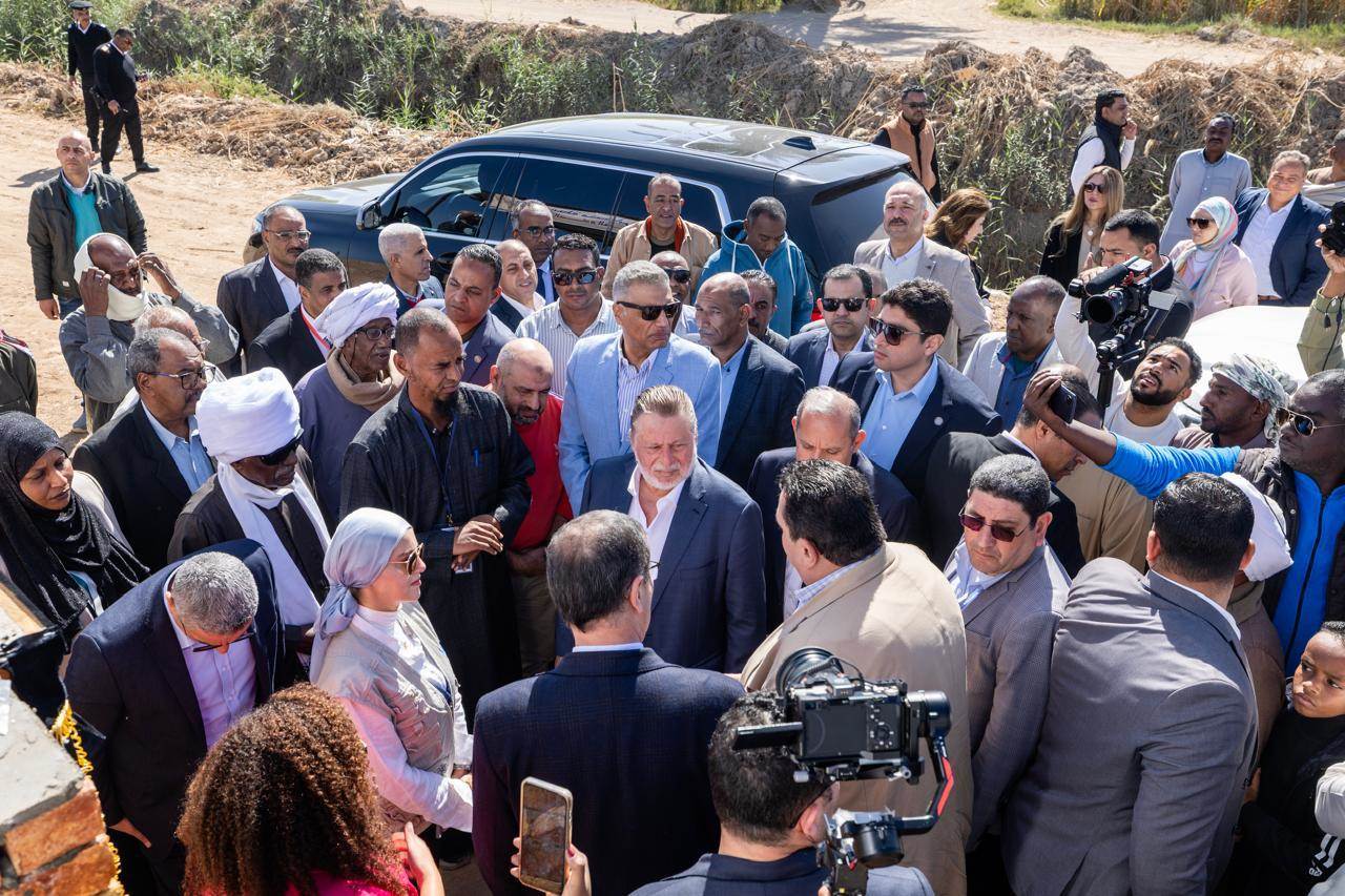 محافظ البنك المركزي يستمتع لبعض المزارعين في أسوان