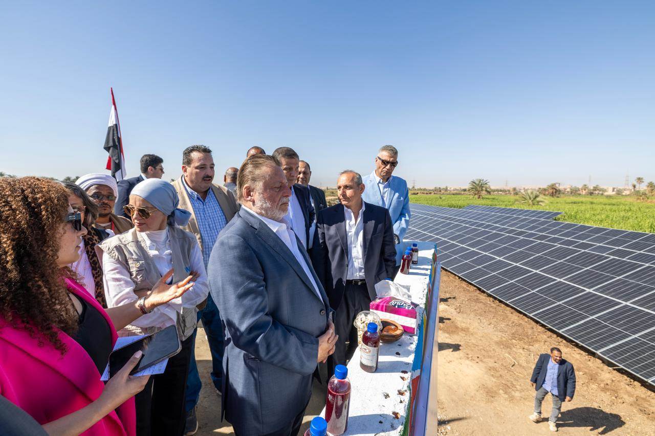 محافظ البنك المركزي يشهد مشروع الطاقة الشمسية في أسوان