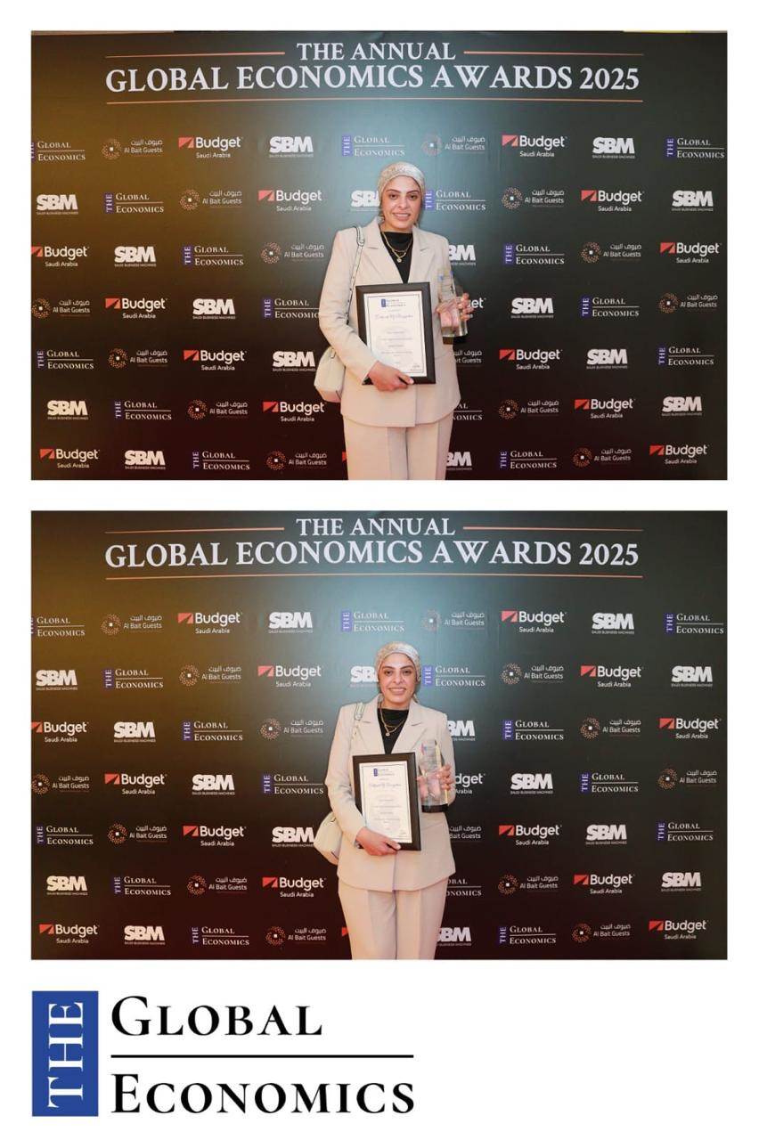 هبه صبري مع الجائزة