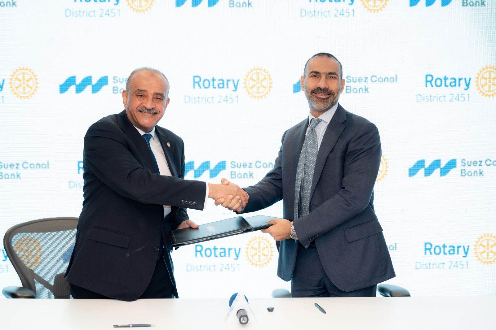 جانب من التوقيع