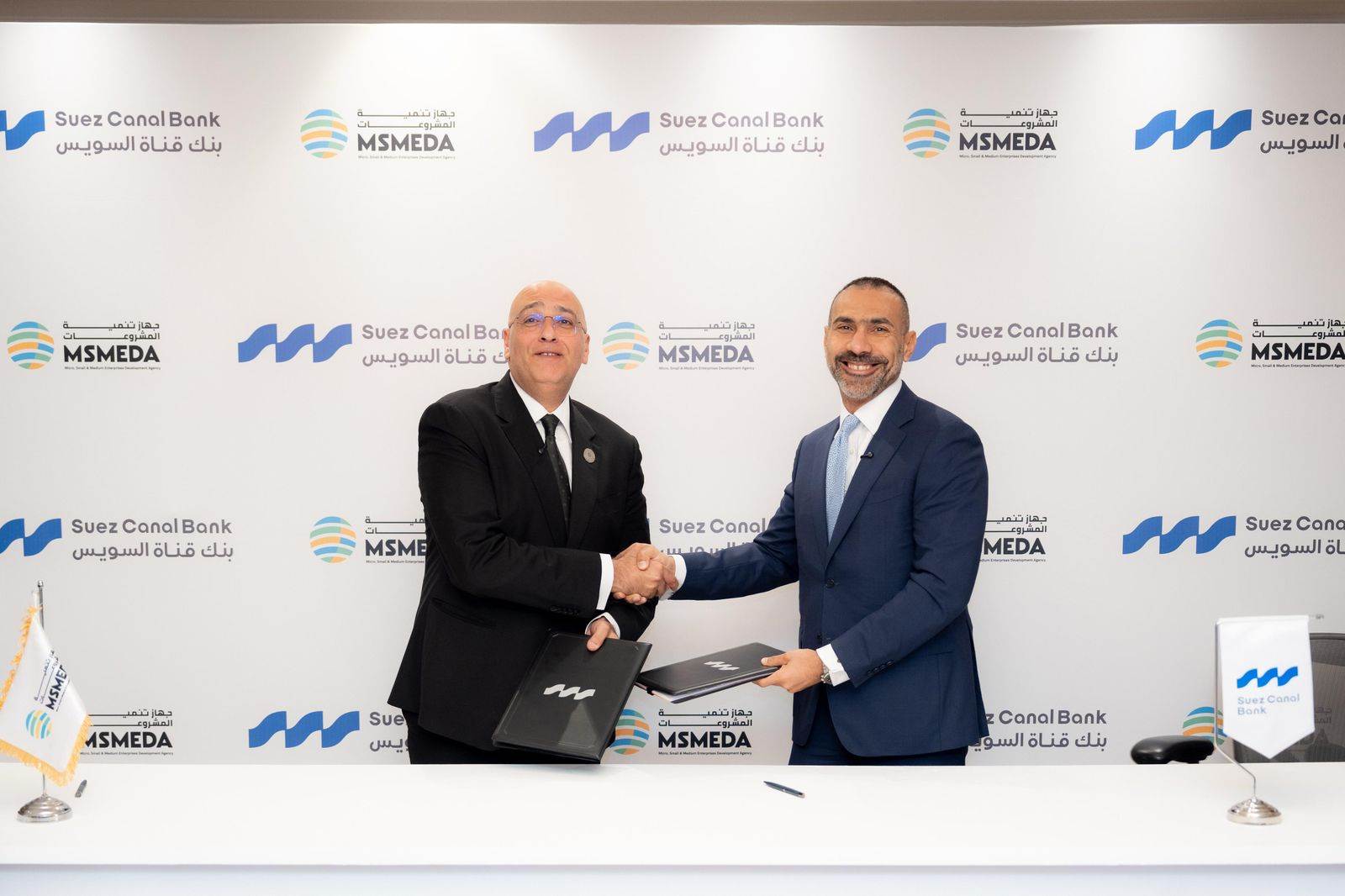 جانب من التوقيع 