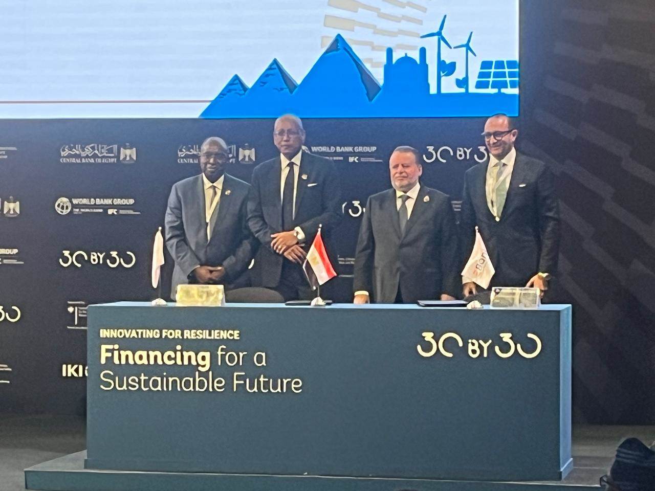 جانب من التوقيع