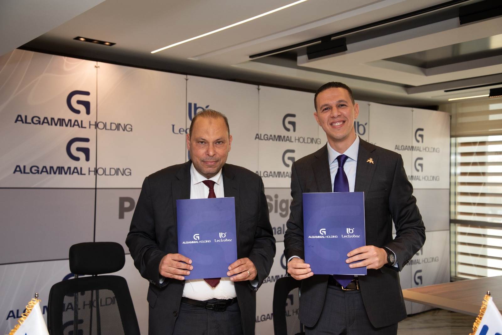 جانب من التوقيع