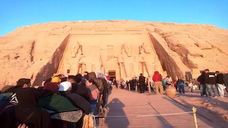 السياح ينتظرون الدخول لمشاهدة تعامد الشمس على وجه رمسيس الثاني 