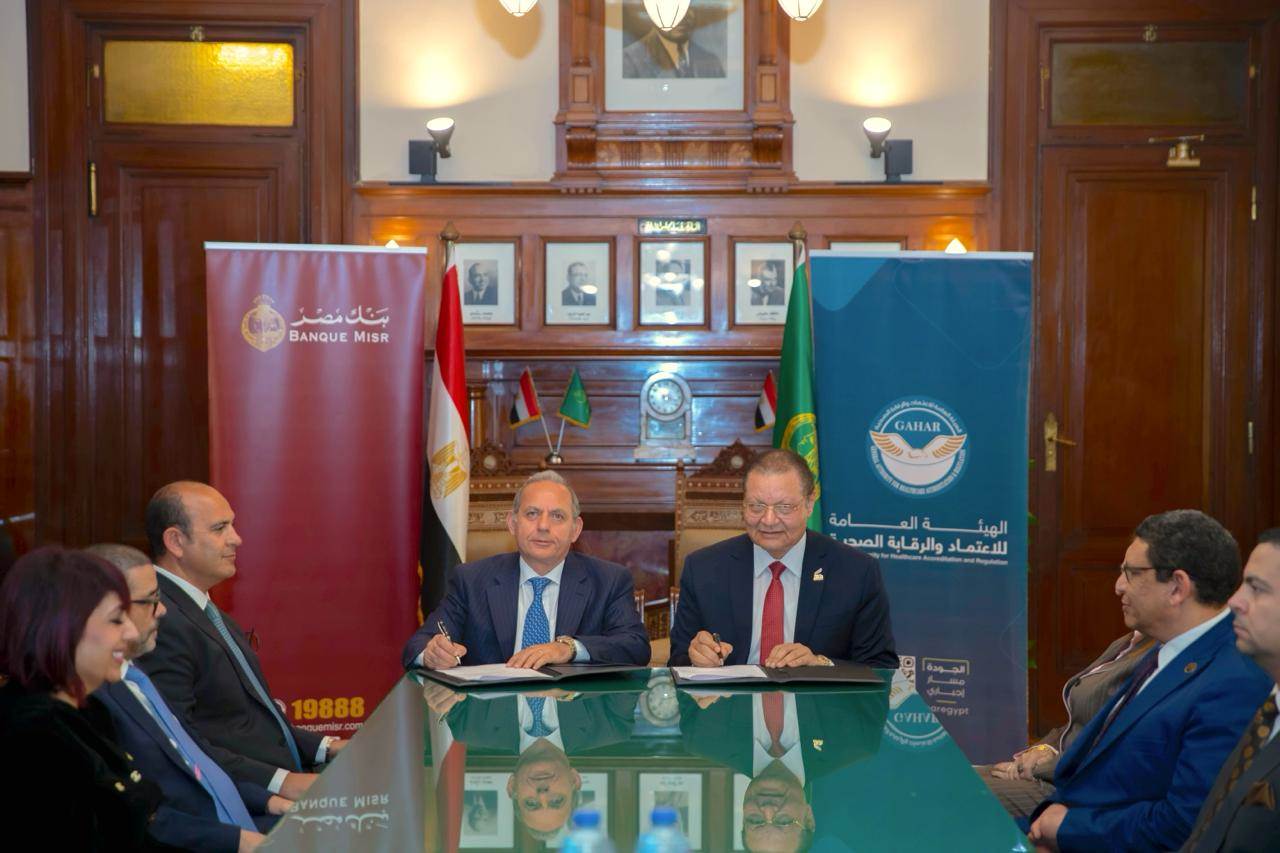 جانب من التوقيع