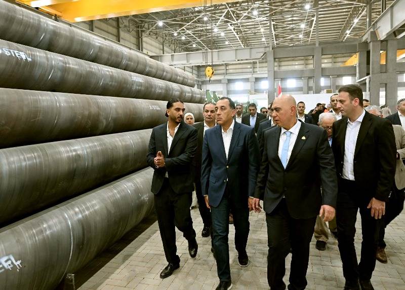 رئيس الوزراء أثناء افتتاح المصنع