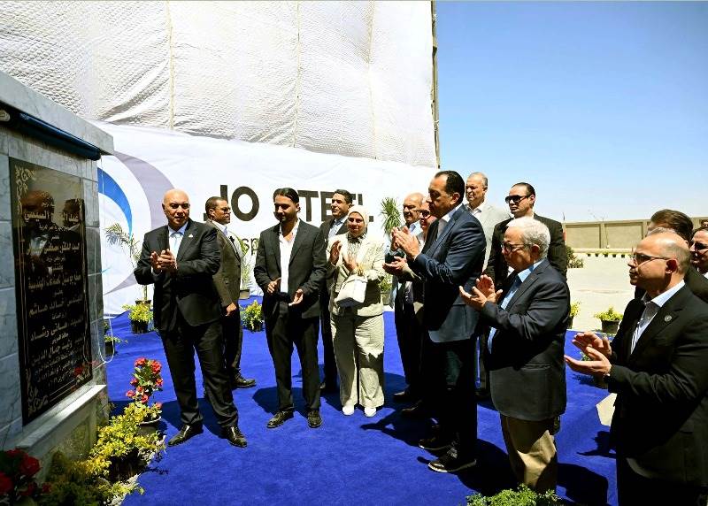 رئيس الوزراء أثناء افتتاح المصنع