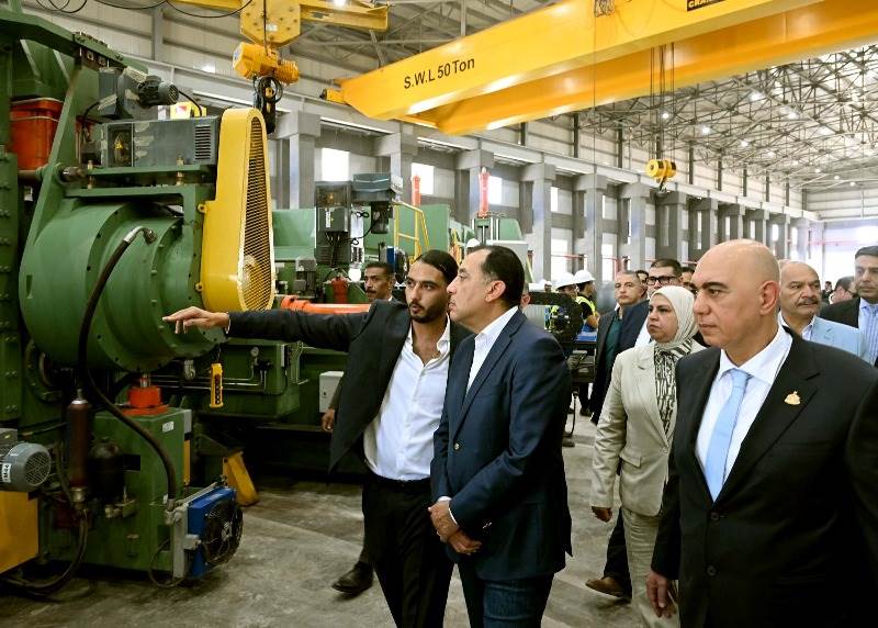 رئيس الوزراء أثناء افتتاح المصنع