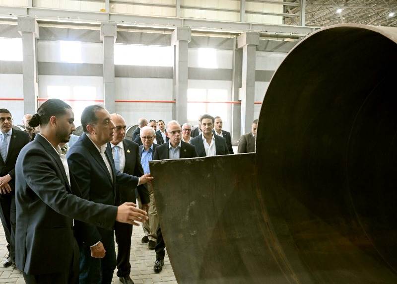 رئيس الوزراء أثناء افتتاح المصنع