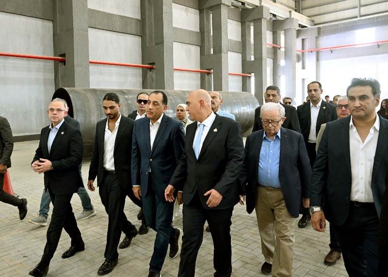 رئيس الوزراء أثناء افتتاح المصنع