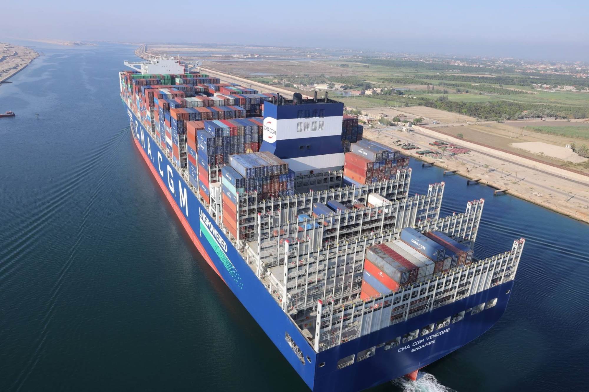  عبور سفينة الحاويات العملاقة CMA CGM VENDOME