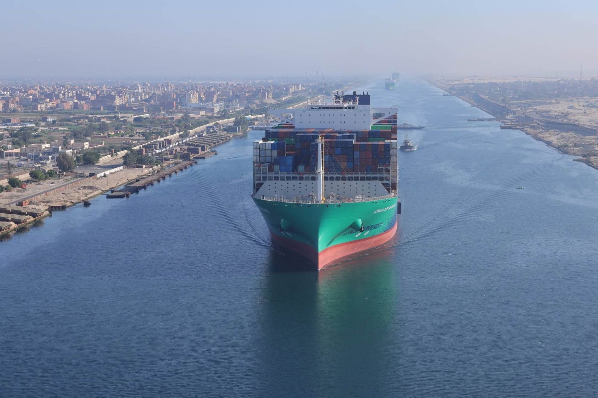  عبور سفينة الحاويات العملاقة CMA CGM VENDOME
