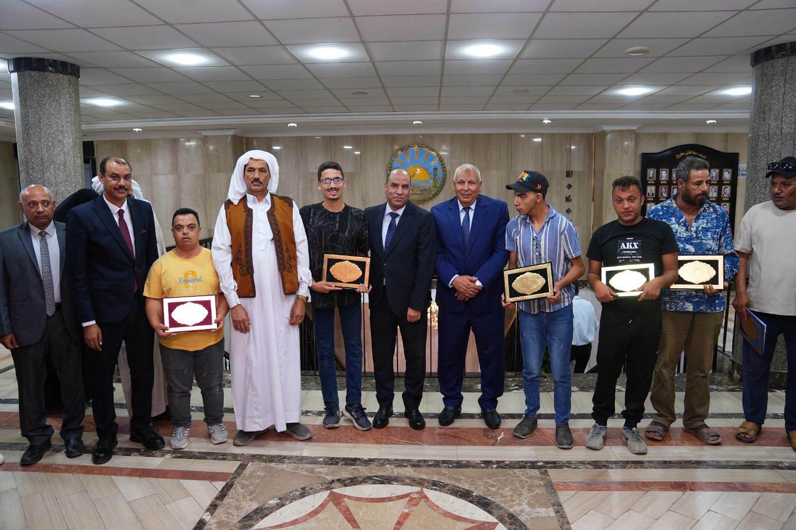 جانب من تسليم عقود العمل