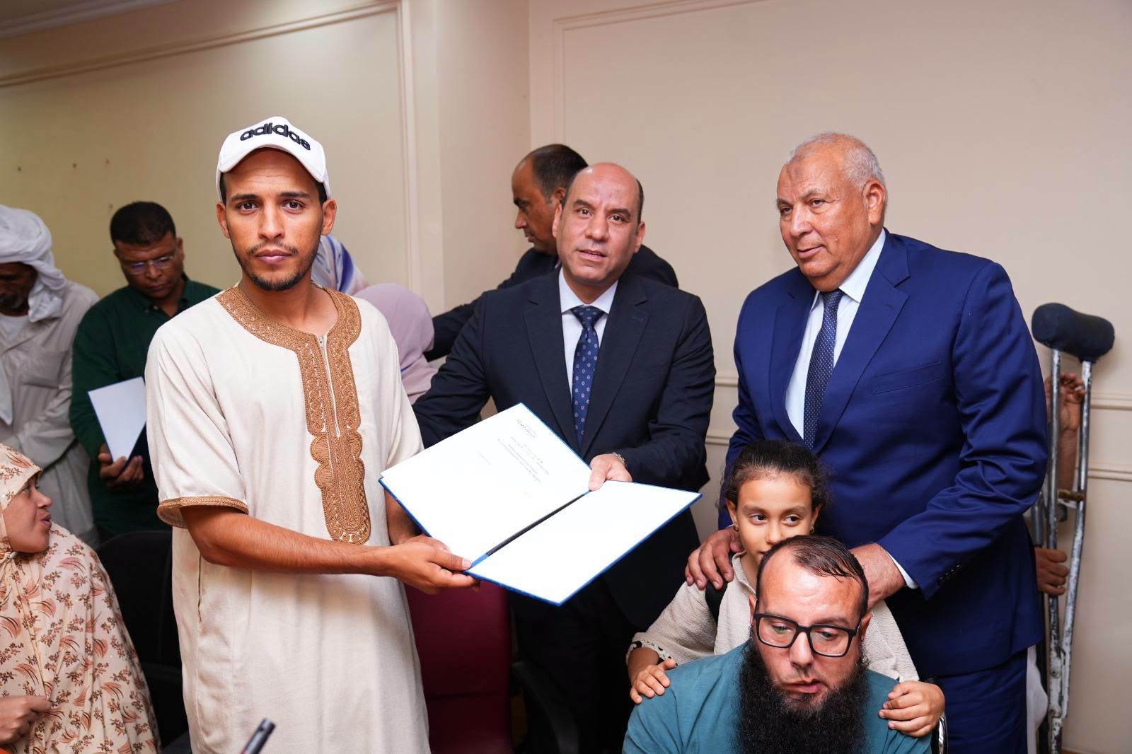 جانب من تسليم عقود العمل