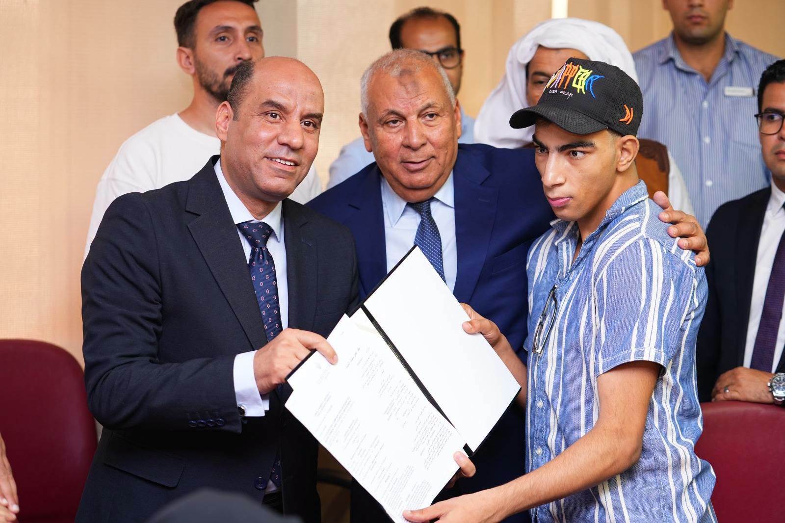 جانب من تسليم عقود العمل