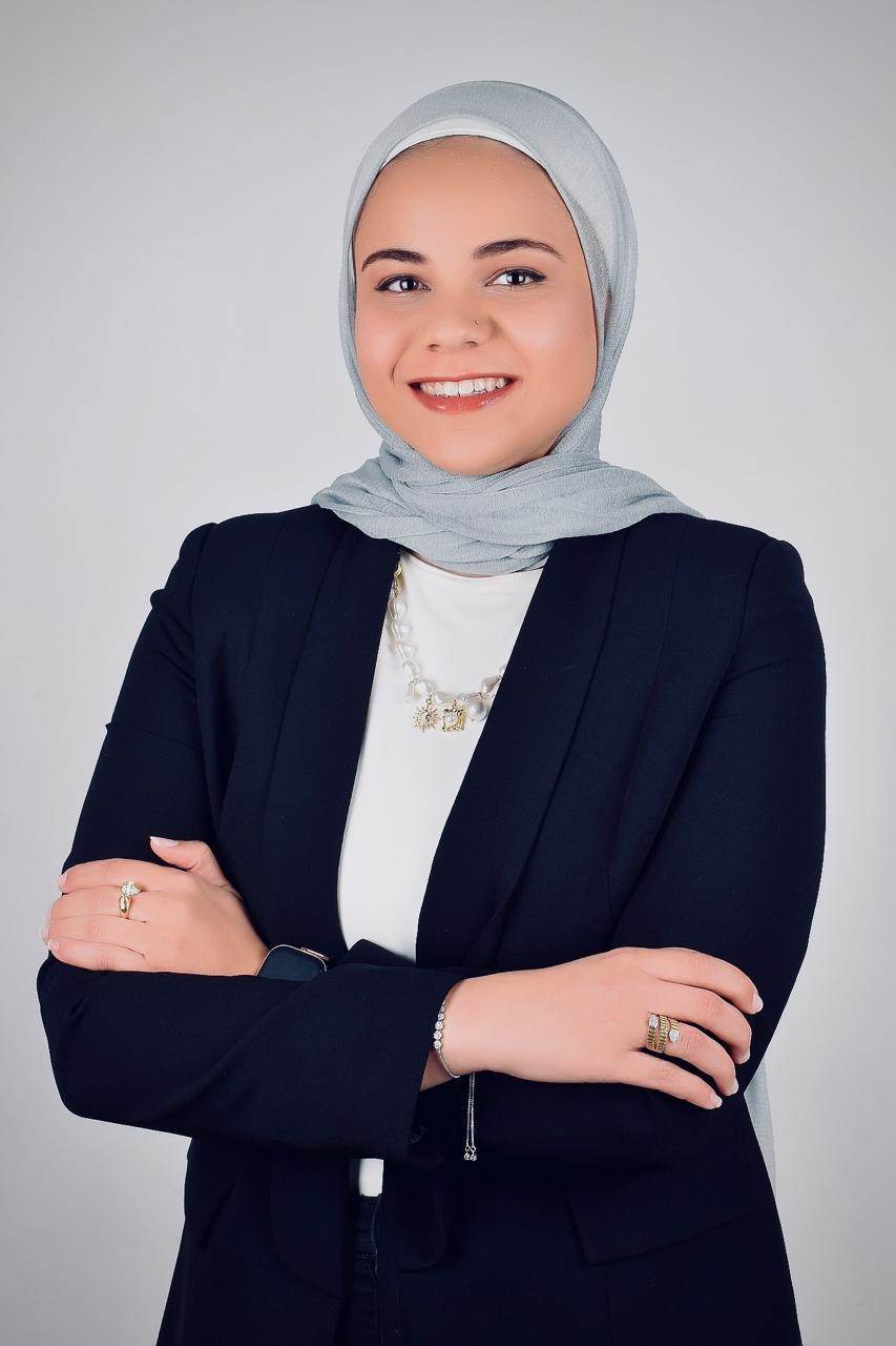 أحدى الفائزات بالمنحة